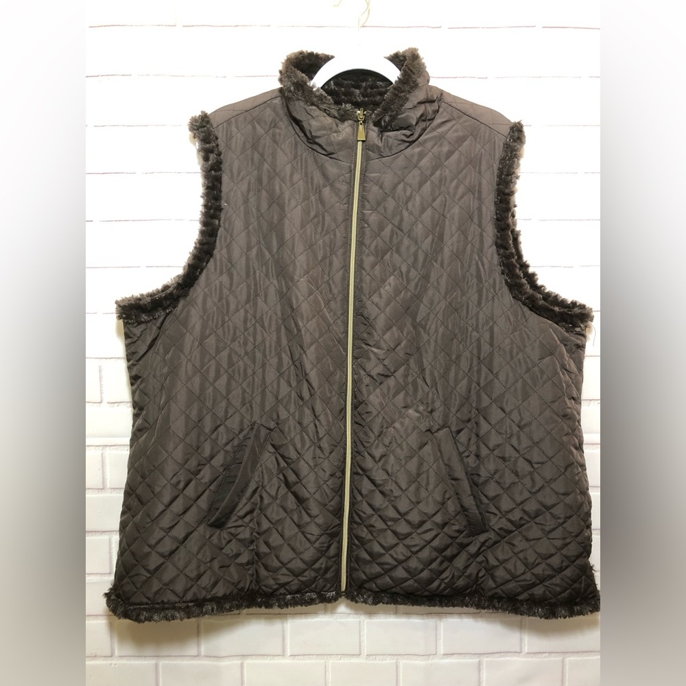 Avenue reversible solid shell/ faux fur brown vest 22/24